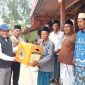 Wakil Bupati Pamekasan, Sukriyanto menyerahkan bantuan sosial kepada warga korban kebakaran.