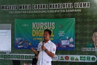 Ketua Jurnalis Center Pamekasan, Achmad Jadid, saat memaparkan materi tentang cara menulis berita dan teknik wawancara.