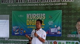 Ketua Jurnalis Center Pamekasan, Achmad Jadid, saat memaparkan materi tentang cara menulis berita dan teknik wawancara.