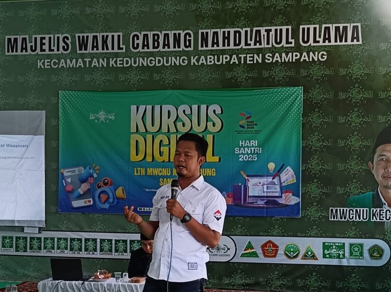 Ketua Jurnalis Center Pamekasan, Achmad Jadid, saat memaparkan materi tentang cara menulis berita dan teknik wawancara.