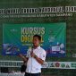 Ketua Jurnalis Center Pamekasan, Achmad Jadid, saat memaparkan materi tentang cara menulis berita dan teknik wawancara.
