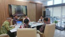 Bupati Pamekasan, KH Kholilurrahman bersama Kepala (DKP) Pamekasan, Abdul Fata, saat menemui Kementerian Kelautan dan Perikanan (KKP) di Gedung Mina Bahari IV, Jakarta.