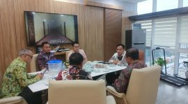 Bupati Pamekasan, KH Kholilurrahman bersama Kepala (DKP) Pamekasan, Abdul Fata, saat menemui Kementerian Kelautan dan Perikanan (KKP) di Gedung Mina Bahari IV, Jakarta.