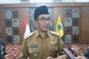 Bupati Pamekasan, KH Kholilurrahman saat diwawancarai di Pendopo.