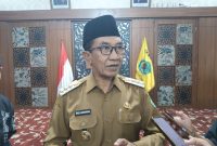 Bupati Pamekasan, KH Kholilurrahman saat diwawancarai di Pendopo.