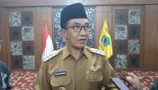 Bupati Pamekasan, KH Kholilurrahman saat diwawancarai di Pendopo.