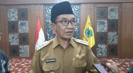 Bupati Pamekasan, KH Kholilurrahman saat diwawancarai di Pendopo.