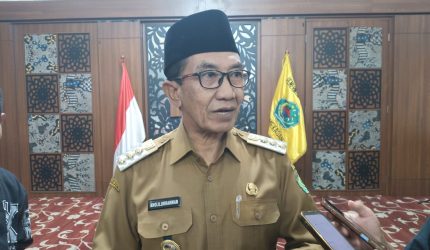 Bupati Pamekasan, KH Kholilurrahman saat diwawancarai di Pendopo.