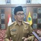 Bupati Pamekasan, KH Kholilurrahman saat diwawancarai di Pendopo.