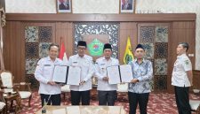 Bupati Pamekasan, KH Kholilurrahman dan Wabup Sukriyanto menunjukkan MoU penandatanganan kerjasama.