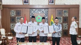 Bupati Pamekasan, KH Kholilurrahman dan Wabup Sukriyanto menunjukkan MoU penandatanganan kerjasama.