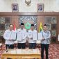 Bupati Pamekasan, KH Kholilurrahman dan Wabup Sukriyanto menunjukkan MoU penandatanganan kerjasama.