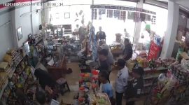 Foto tangkapan layar dari sebuah video razia rokok ilegal oleh Bea Cukai Madura.