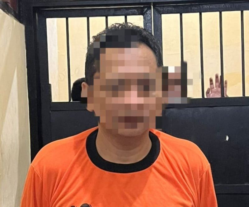 MZ (55) berpakaian kaos tahanan. 