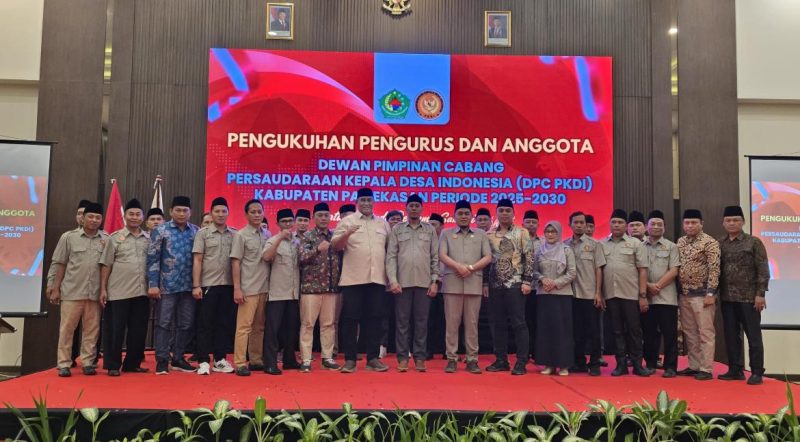 Suasana pelantikan DPC PKDI Pamekasan di Azana Hotel.