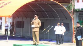 Bupati Pamekasan, KH Kholilurrahman saat memberikan sambutan di acara apel siaga bencana.