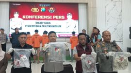 Keterangan Foto: Kapolres Pamekasan, AKBP Hendra Triyulianto didampingi Kasatreskrim, Kapolsek Kota dan Kasihumas saat mengungkapkan kasus penganiayaan.