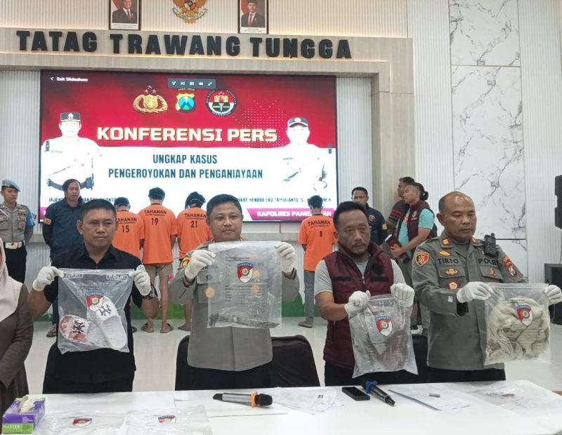 Keterangan Foto: Kapolres Pamekasan, AKBP Hendra Triyulianto didampingi Kasatreskrim, Kapolsek Kota dan Kasihumas saat mengungkapkan kasus penganiayaan.
