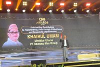 Foto Ketua BMC Abdullah saat menerima penghargaan