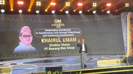 Foto Ketua BMC Abdullah saat menerima penghargaan