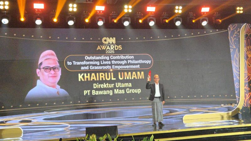 Foto Ketua BMC Abdullah saat menerima penghargaan