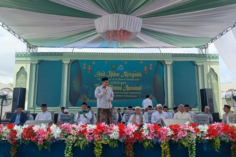 Wakil Ketua PBNU, KH. Zulfa Musthofa, saat menyampaikan tausiah di hadapan Alumni Santri Miftahul Ulum Bettet.