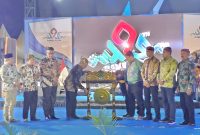Bupati Pamekasan, KH Kholilurrahman didampingi Wakil Bupati Pamekasan, Sukriyanto dan perwakilan Kementerian Kebudayaan RI, beserta jajaran Forkompinda membuka acara semalam di Madura dengan ditandai pemukulan gong.