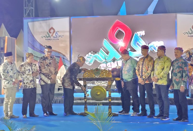 Bupati Pamekasan, KH Kholilurrahman didampingi Wakil Bupati Pamekasan, Sukriyanto dan perwakilan Kementerian Kebudayaan RI, beserta jajaran Forkompinda membuka acara semalam di Madura dengan ditandai pemukulan gong.