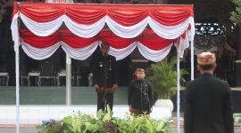 Bupati Pamekasan, KH Kholilurrahman saat memimpin upacara Hari Jadi (Harjad) ke-495 Kabupaten Pamekasan.