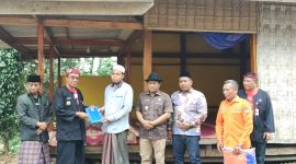 Bupati Pamekasan, KH Kholilurrahman didampingi Wakil Bupati, Sukriyanto menyerahkan bantuan sosial kepada korban bencana alam.