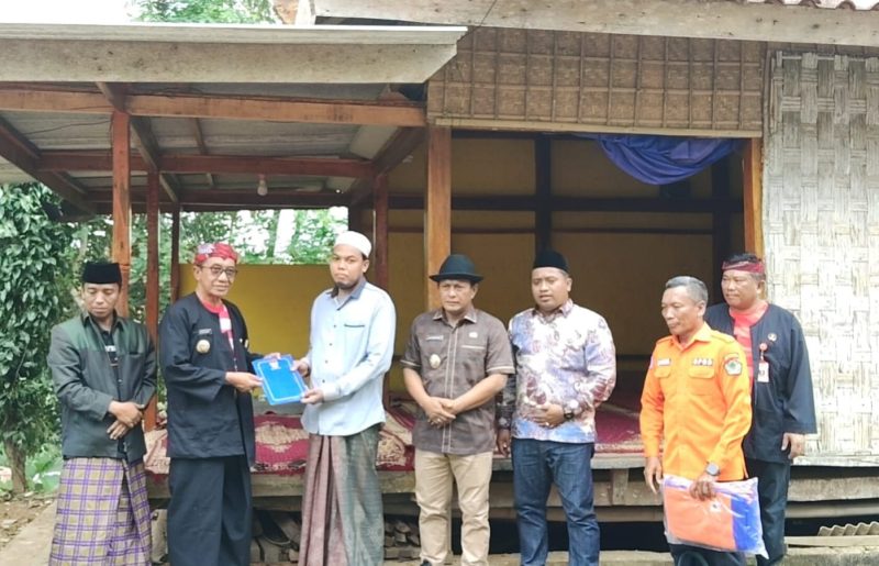 Bupati Pamekasan, KH Kholilurrahman didampingi Wakil Bupati, Sukriyanto menyerahkan bantuan sosial kepada korban bencana alam.