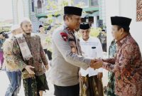 Wabup Pamekasan, H. Sukriyanto saat berjabat tangan dengan Kapolda Jawa Timur Irjen Pol Drs. Nanang Avianto.