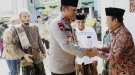 Wabup Pamekasan, H. Sukriyanto saat berjabat tangan dengan Kapolda Jawa Timur Irjen Pol Drs. Nanang Avianto.