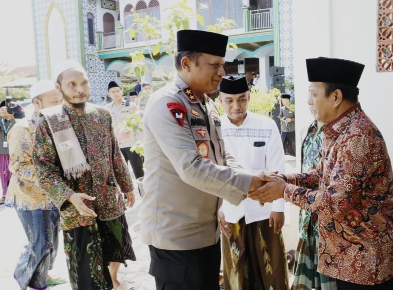 Wabup Pamekasan, H. Sukriyanto saat berjabat tangan dengan Kapolda Jawa Timur Irjen Pol Drs. Nanang Avianto.