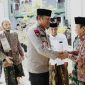 Wabup Pamekasan, H. Sukriyanto saat berjabat tangan dengan Kapolda Jawa Timur Irjen Pol Drs. Nanang Avianto.
