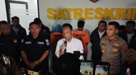 Konferensi pers berlangsung di Ruang Satreskrim Polres Pamekasan, dipimpin langsung AKP Doni Setiawan didampingi Kapolsek Tamberu dan Kasi Humas Polres Pamekasan, Jumat sore.