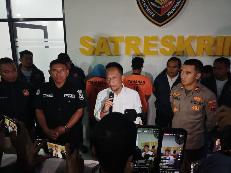 Konferensi pers berlangsung di Ruang Satreskrim Polres Pamekasan, dipimpin langsung AKP Doni Setiawan didampingi Kapolsek Tamberu dan Kasi Humas Polres Pamekasan, Jumat sore.