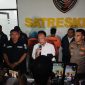 Konferensi pers berlangsung di Ruang Satreskrim Polres Pamekasan, dipimpin langsung AKP Doni Setiawan didampingi Kapolsek Tamberu dan Kasi Humas Polres Pamekasan, Jumat sore.