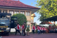 Para terdakwa menuju mobil tahanan usai mengikuti sidang di Pengadilan Negeri (PN) Pamekasan. 