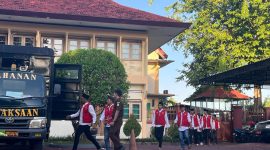 Para terdakwa menuju mobil tahanan usai mengikuti sidang di Pengadilan Negeri (PN) Pamekasan. 