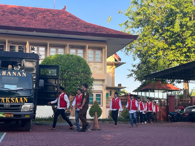 Para terdakwa menuju mobil tahanan usai mengikuti sidang di Pengadilan Negeri (PN) Pamekasan. 