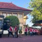 Para terdakwa menuju mobil tahanan usai mengikuti sidang di Pengadilan Negeri (PN) Pamekasan. 