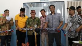 Launching Dapur MBG Garuda Jaya Abadi ditandai dengan pemotongan Pita oleh Camat Pamekasan, Rahmat Kurniadi Saroso.