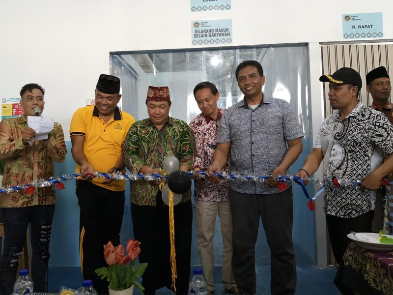 Launching Dapur MBG Garuda Jaya Abadi ditandai dengan pemotongan Pita oleh Camat Pamekasan, Rahmat Kurniadi Saroso.