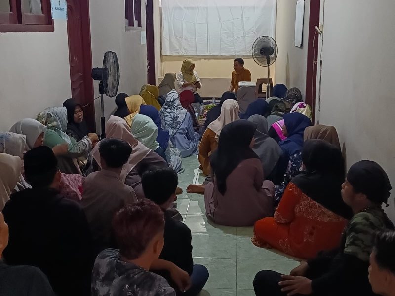 Relawan SPBG Humairoh Sejahtera Blumbungan mengikuti penyuluhan PKP dan IKL bersama Dinas Kesehatan Pamekasan.