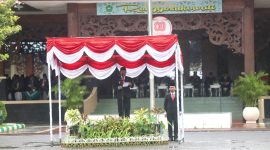 Wakil Bupati Pamekasan,   Sukriyanto saat memimpin upacara Hari Pahlawan. 