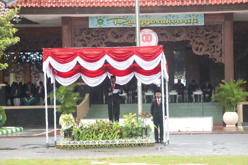 Wakil Bupati Pamekasan,   Sukriyanto saat memimpin upacara Hari Pahlawan. 