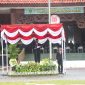Wakil Bupati Pamekasan,   Sukriyanto saat memimpin upacara Hari Pahlawan. 