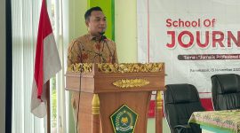 Wakil Ketua DPRD Pamekasan, Khoirul Umam saat memberikan sambutan di acara School of Journalism.