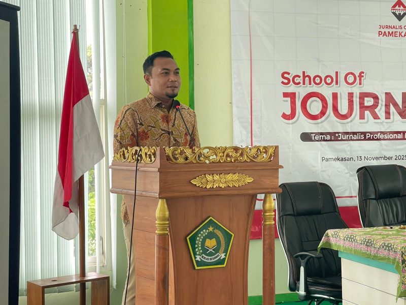 Wakil Ketua DPRD Pamekasan, Khoirul Umam saat memberikan sambutan di acara School of Journalism.